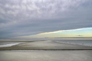 Schiermonnikoog - leeg strand - avond zon - mooie lucht (1)