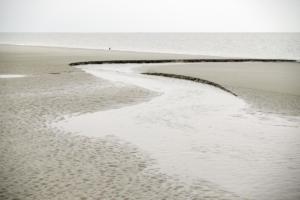 Schiermonnikoog - leeg strand - slufter - grijs weer